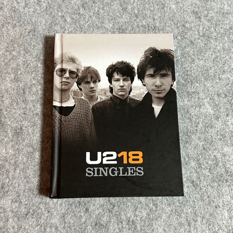 U2 - U218 Singles (Bok + 2 CD) - Som ny !