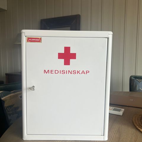 retro medisinskap. Lite veggskap. Skap