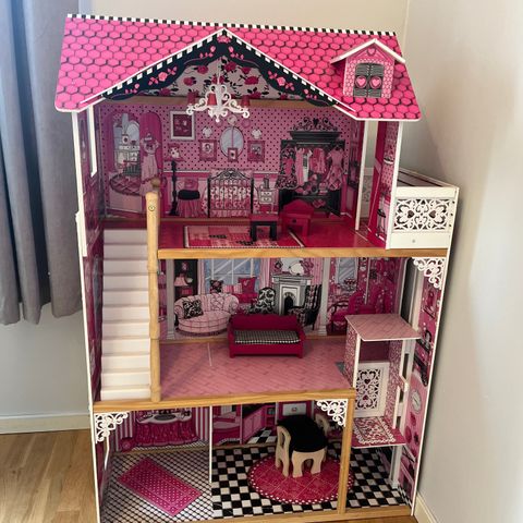 Kid craft Amelia dollhouse