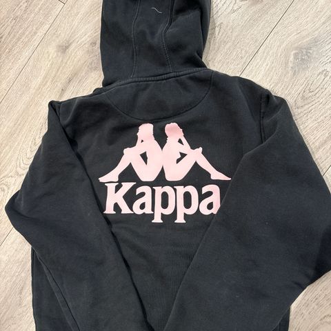 Svart hoodie fra Kappa