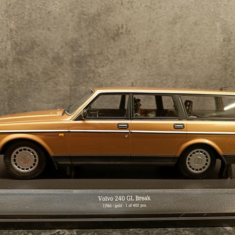 Volvo 240 GL Champagne metallic Herregårdsvogn 1986 modell Limited Edition 1:18