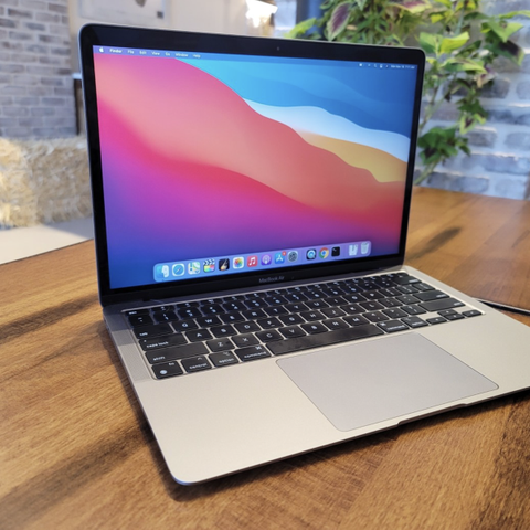 MacBook Air M1 (2020) 256GB - ESKE + LADER - TILNÆRMET NY (BILLIG)!