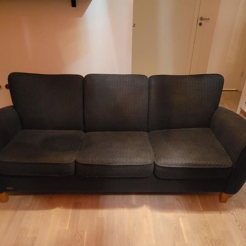 Brunstad Sofa, ullstoff mørk grå