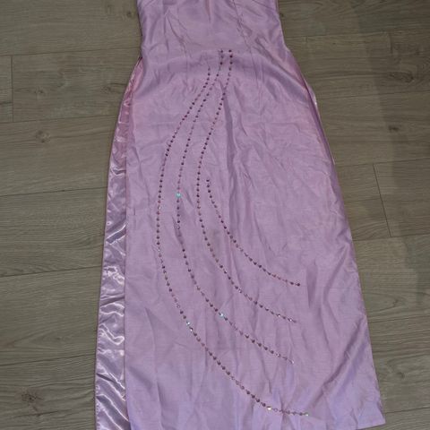 Rosa lang kjole med paljetter (syprosjekt)