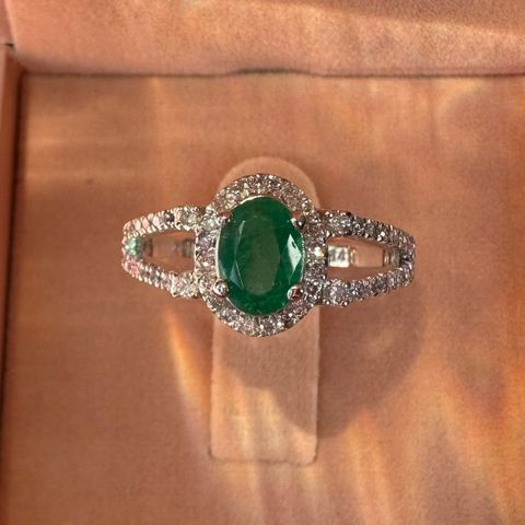 1.25ct smaragd og diamantring. Med sertifikat og takstbrev.