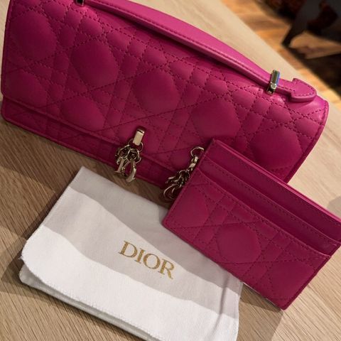 Dior veske med matchende kortholder i lekker rosa farge