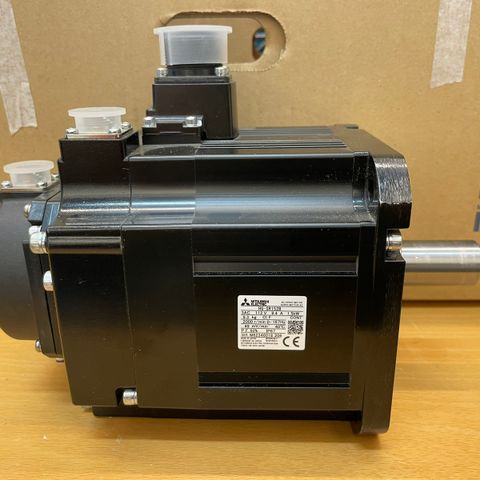 Servomotor m/drive, gear og kabler. Mitsubishi