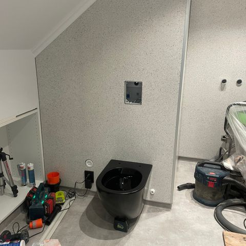 Vegghengt toalett i matt sort