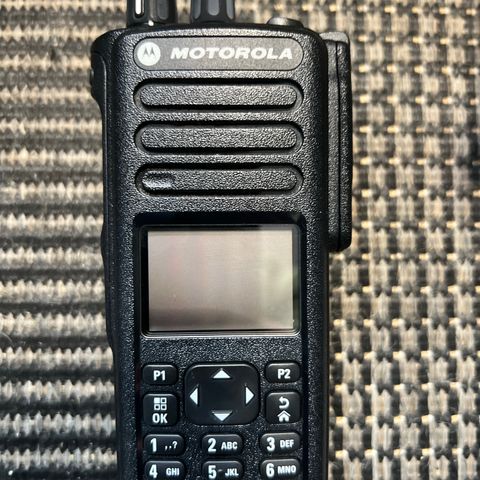 Håndholdt Motorla DP4801e DMR radio. Følger med høytalermic.