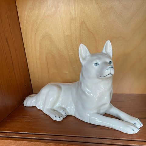 Hvit liggende hund / Porsgrunn porselen
