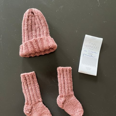 Hjemmestrikka sokker og lue - prematur