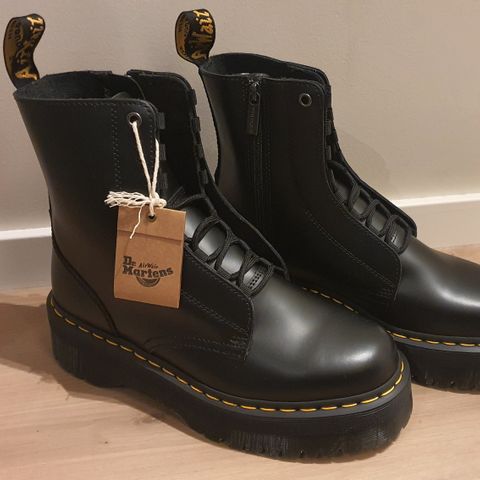 Dr. Martens Jarricks, platform boots.