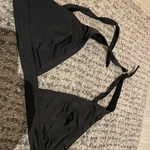 bikini fra H&M  selges str.48- tilsvare xl