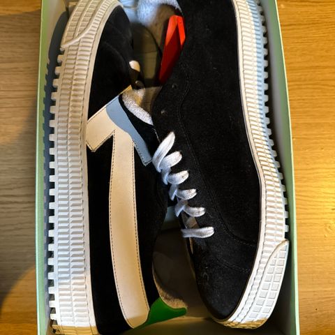 Off-White arrow sneakers strl.46