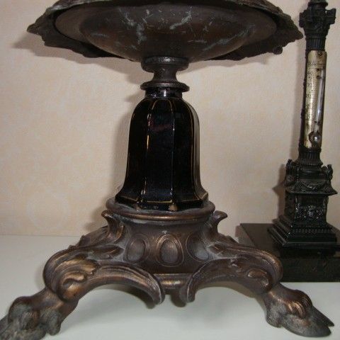 Pidestall i bronse og sort emalje? 1800-talls bord-modell