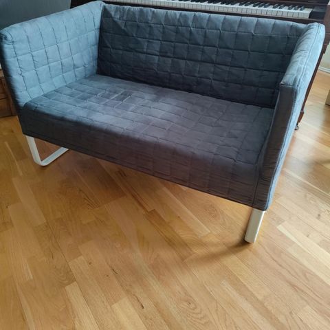 Plasseringsvennlig fin, liten sofa