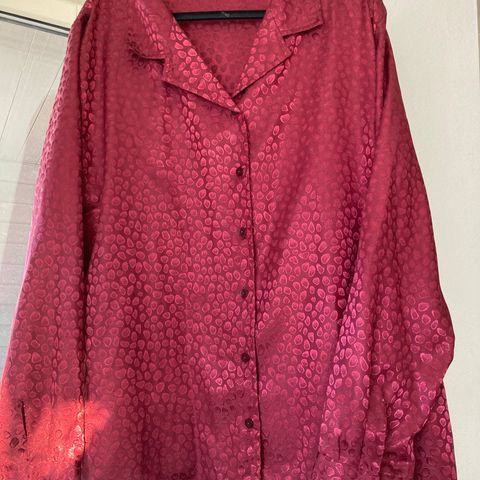 Vakker vintage bluse fra England selges! Str. UK22/XXL/XXXL