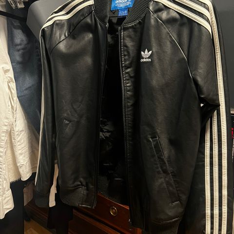 Adidas skinn Jakke