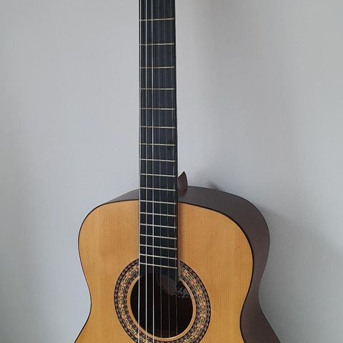 Puldin JM15 klassisk gitar med nye strenger