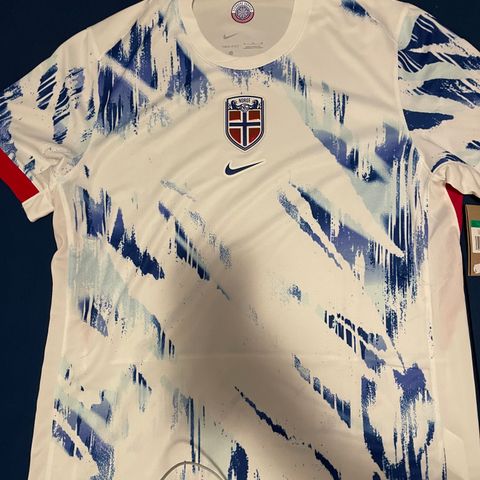 Norges nye fotballdrakt landslagsdrakt i XL med unik boks