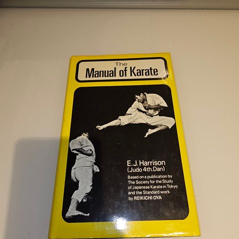 The manual of karate. E. J. Harrison (Judo 4th Dan)