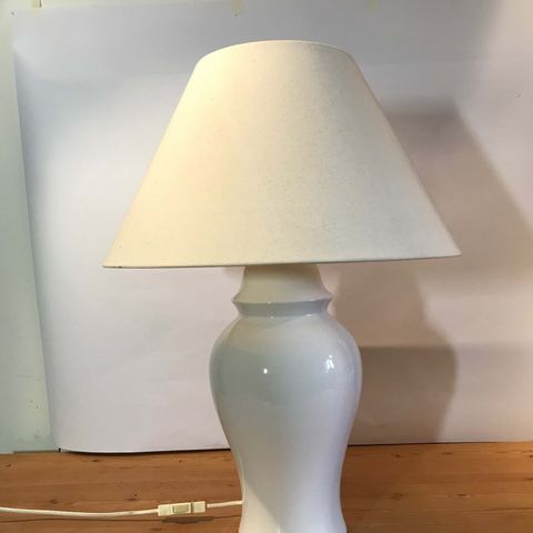 Bordlampe med porselensfot