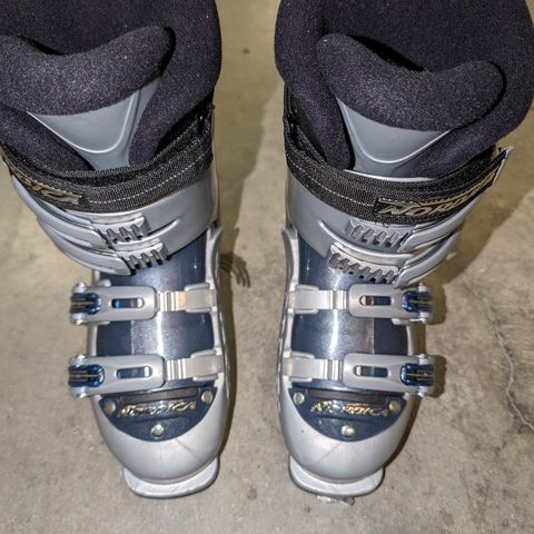 Nordica alpinsko str 36(225-235mm). Lite brukt og ser usedvanlig bra ut.