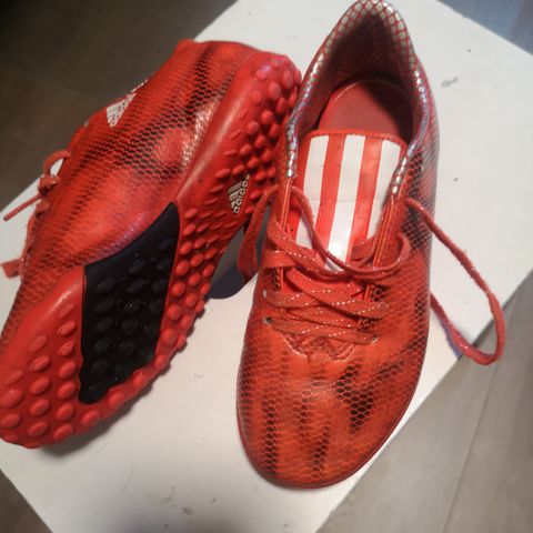 Adidas fotballsko str. 33