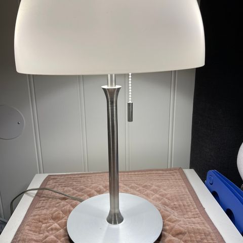 ØNSKER KJØPT nattbord/bordlampe/eller bare skjermen(glasskuppelen)