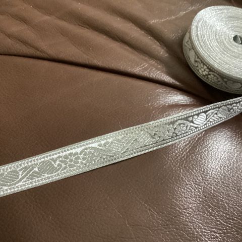 Nydelig sølv stoff bånd 8,5 m hele rullen