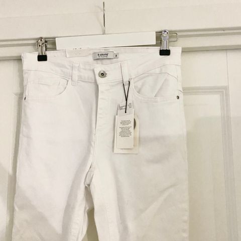 Ny jeans fra B-Young med tags