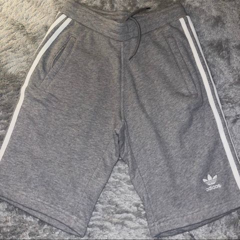 Adidas shortser og skjørt str S