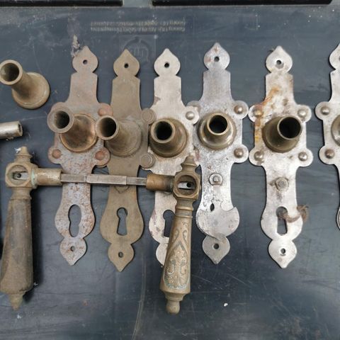 Antikke låseskilter og dørvridere