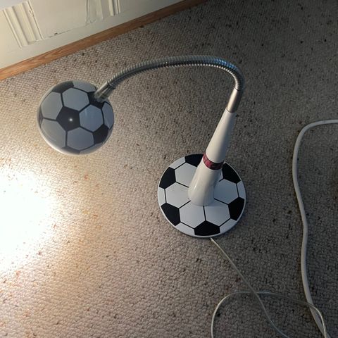 skrivebordlampe barnerom fotball