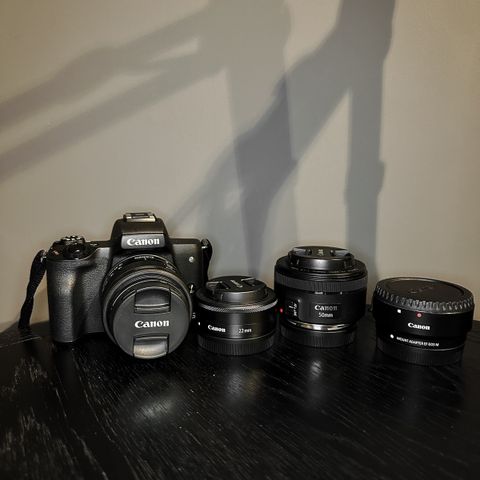 Canon EOS M50 med tre objektiver (15-45mm, 22mm, 50mm)
