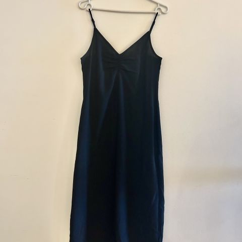 Sommer salg! Veldig fin svart lang kjole 250 kr str 38/40