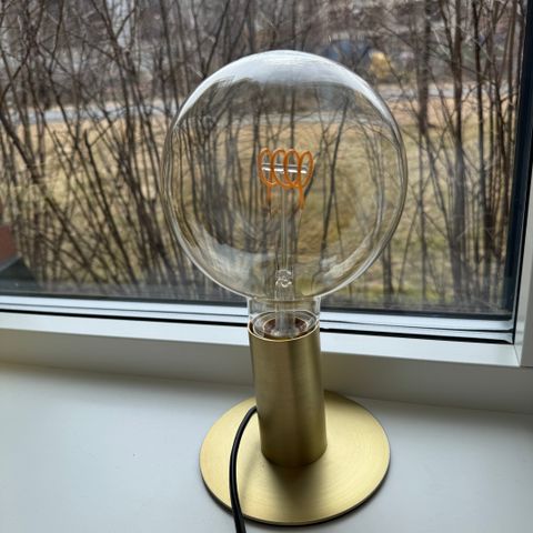 Lampe med stor lyspære