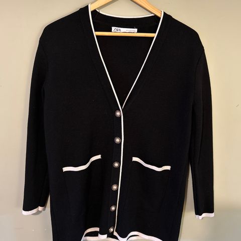 Elegant cardigan med perleknapper fra Zara