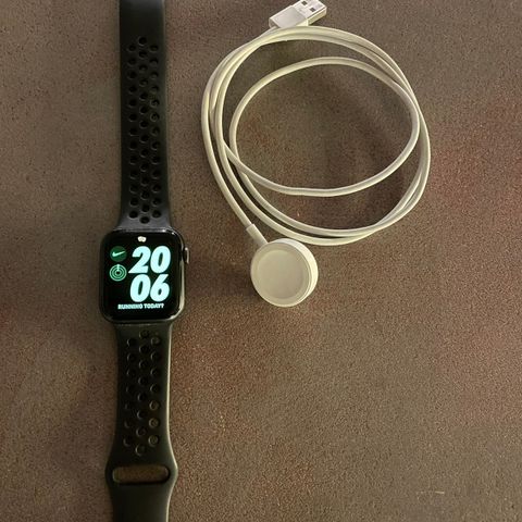 Apple Watch Series 4 Nike+ GPS