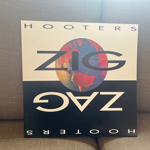 Hooters – Zig Zag