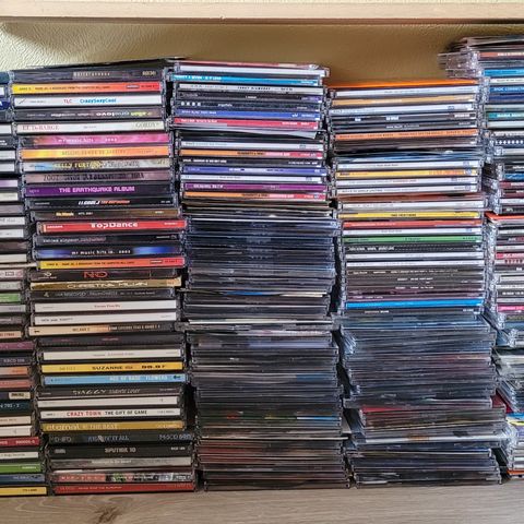 Ca 200 cd singler og 70 cd'er selges samlet