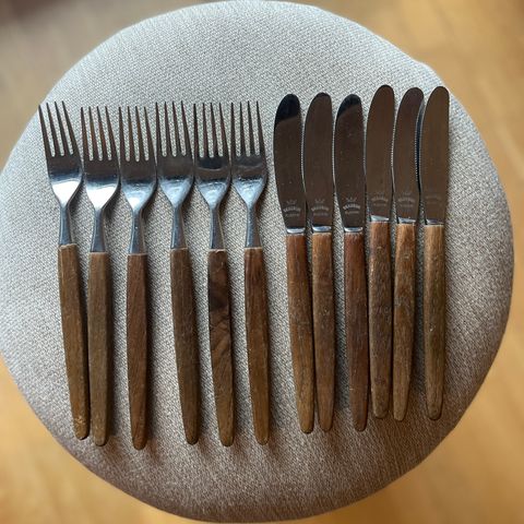 Skaugum teak bestikk 6 gafler og 6 kniver