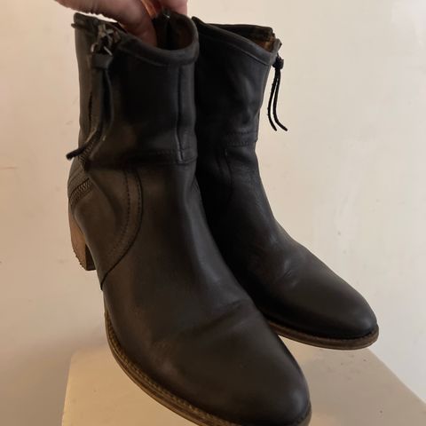 Klassiske, lave svarte skinn boots fra Via Vai