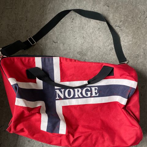 Bag med NORSK FLAGG. RØD. Solid.