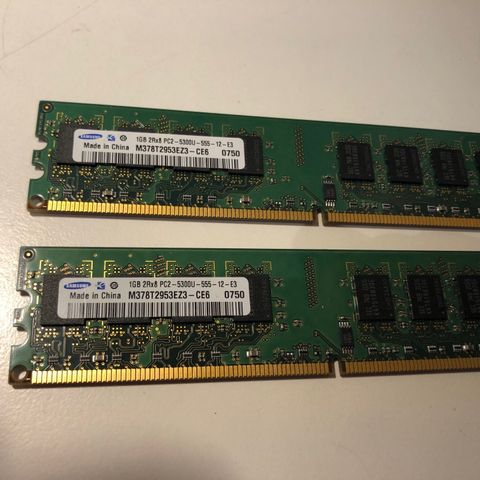Antikvariske minnebrikker. Samsung 1GB 2Rx8 PC2-5300U-555-12-E3. DIMM