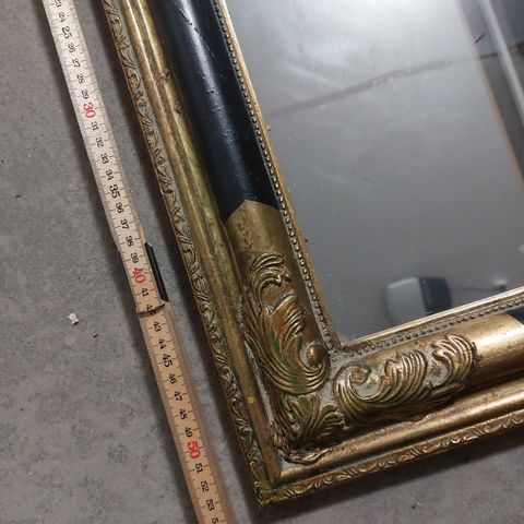 Dekorativt speil i gammel fin ramme