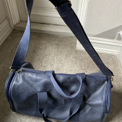 SORT Reisebag / Sports bag / Solid Bag. Med mørkeblå bunn og glidelås.