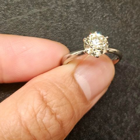 Engagement ring. Natural Diamond 1.5 carat.