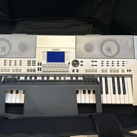 YAMAHA PSR S550