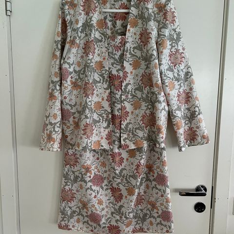 Vintage blomstrete sett (skjørt og overdel/jakke/bluse) i glatt stoff